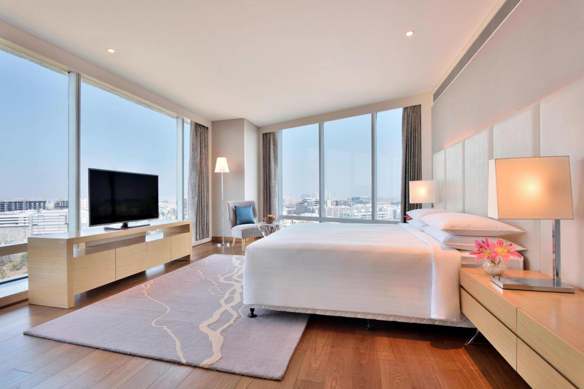 Marriott Executive Apartments Hyderabad Bagian luar foto